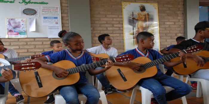 Secretário Jerônimo Rodrigues com estudantes e funcionários da Escola Estadual Irmã Rosa Aparecida, em Feira de Santana